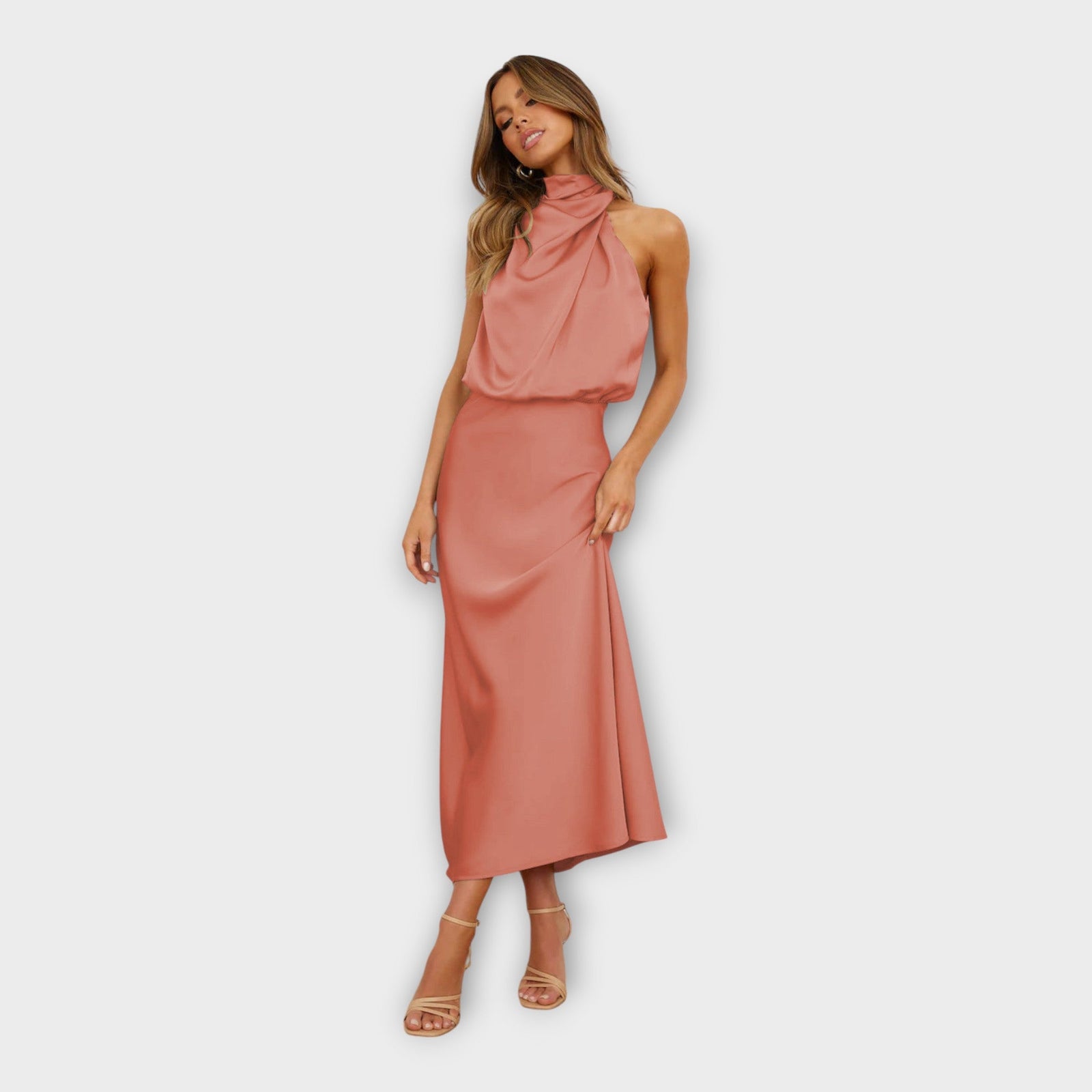 Vestido Longo de Cetim com Gola Alta e Costas Descobertas