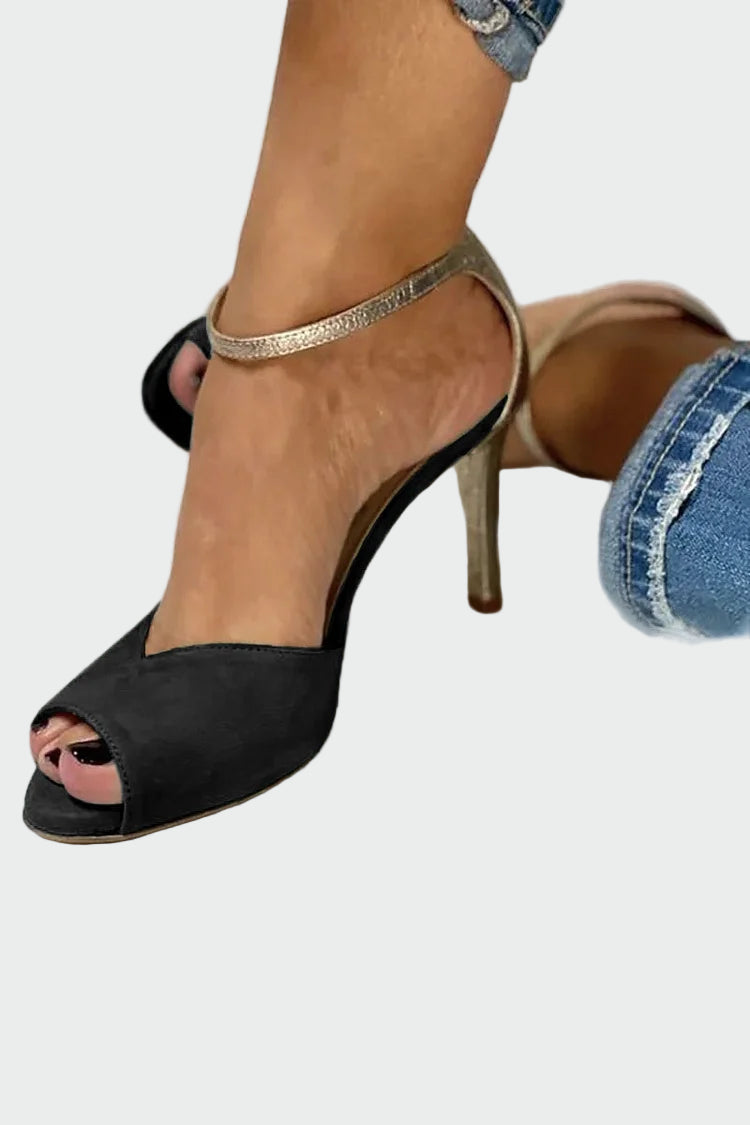 Sandalinha elegante com tiras metálicas