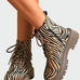 Botim com atacadores em padrão zebra
