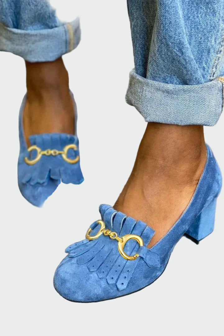 Sapato com detalhe de franjas e fivela dourada