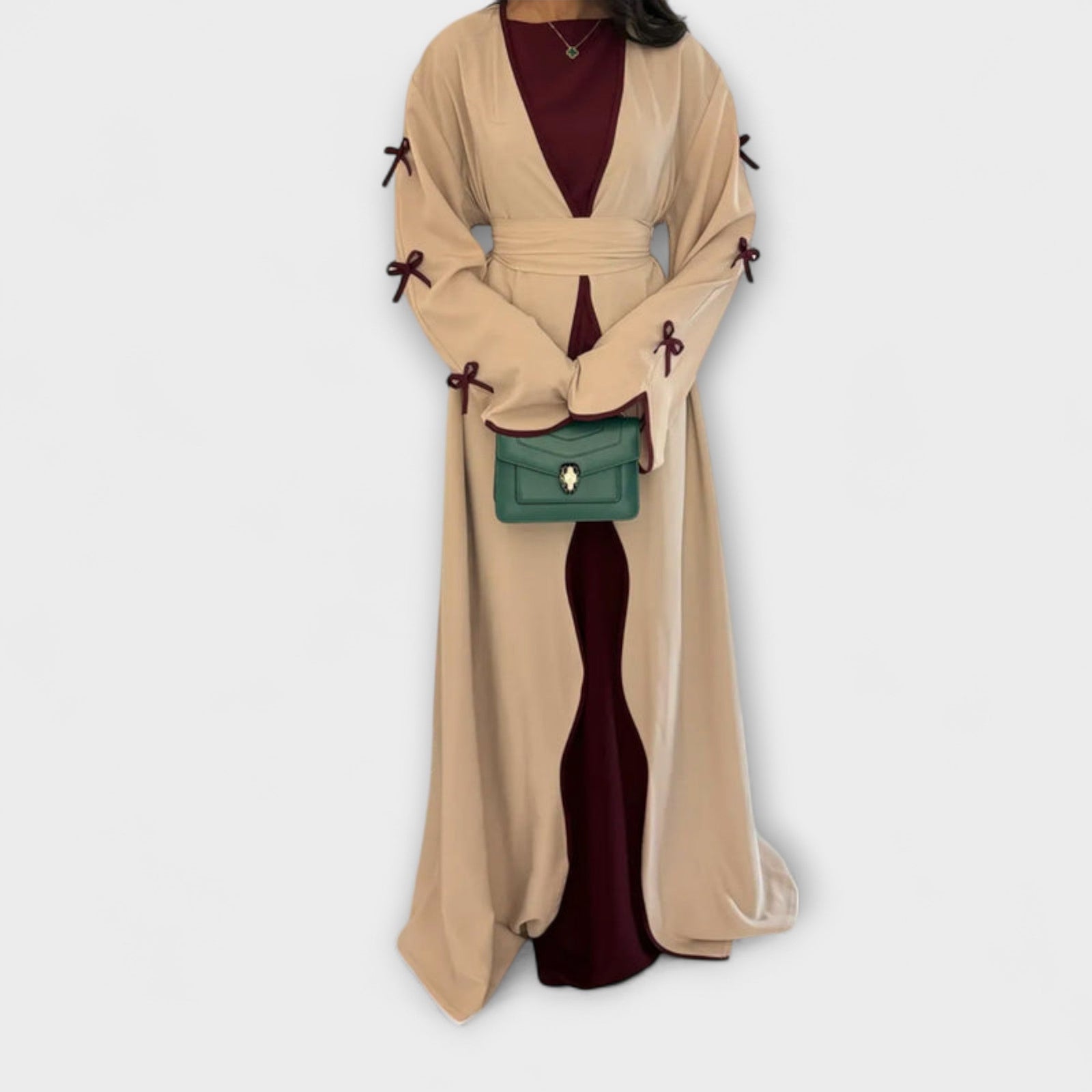 Cardigã Estiloso e Vestido em Combinação com Decoração Listrada