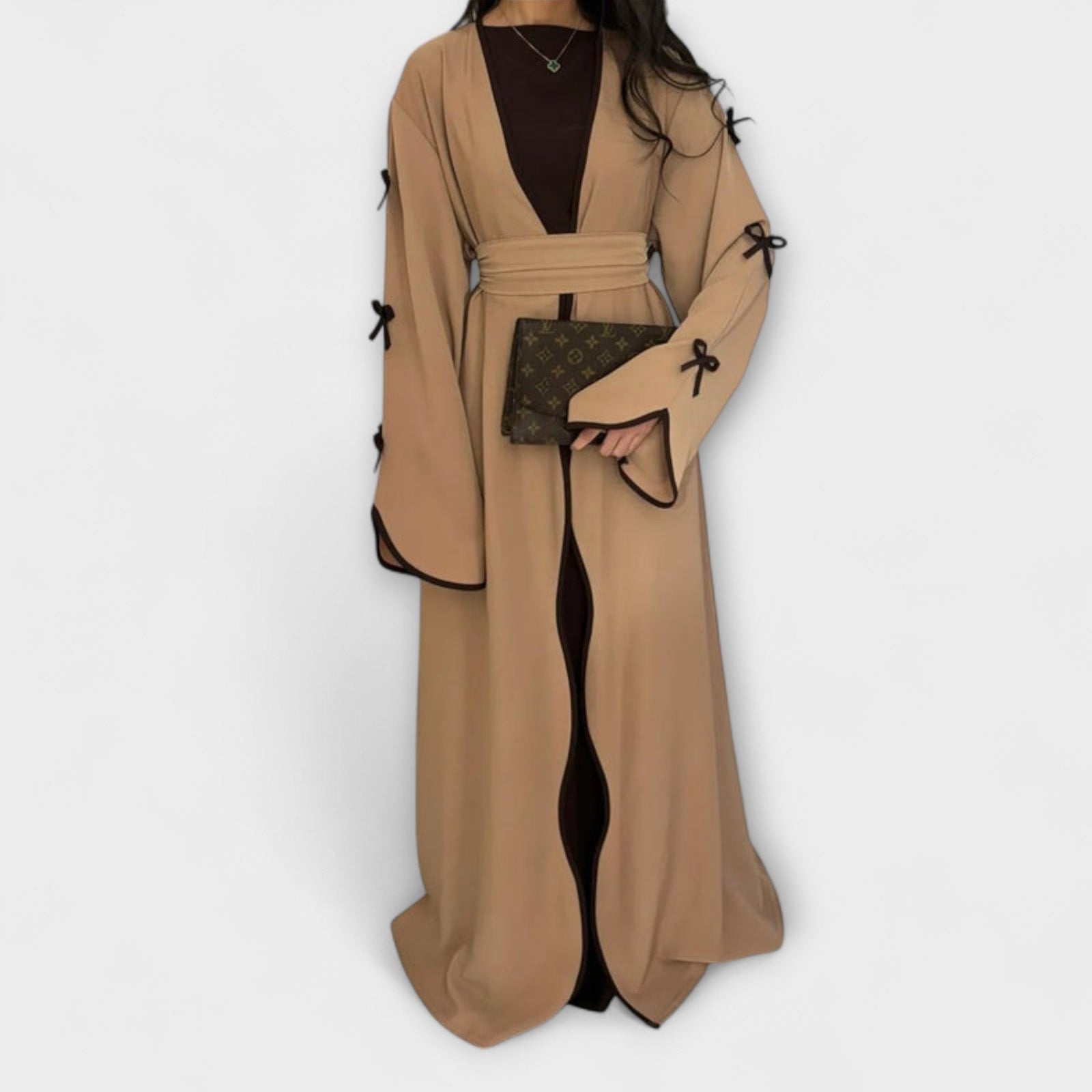 Cardigã Estiloso e Vestido em Combinação com Decoração Listrada