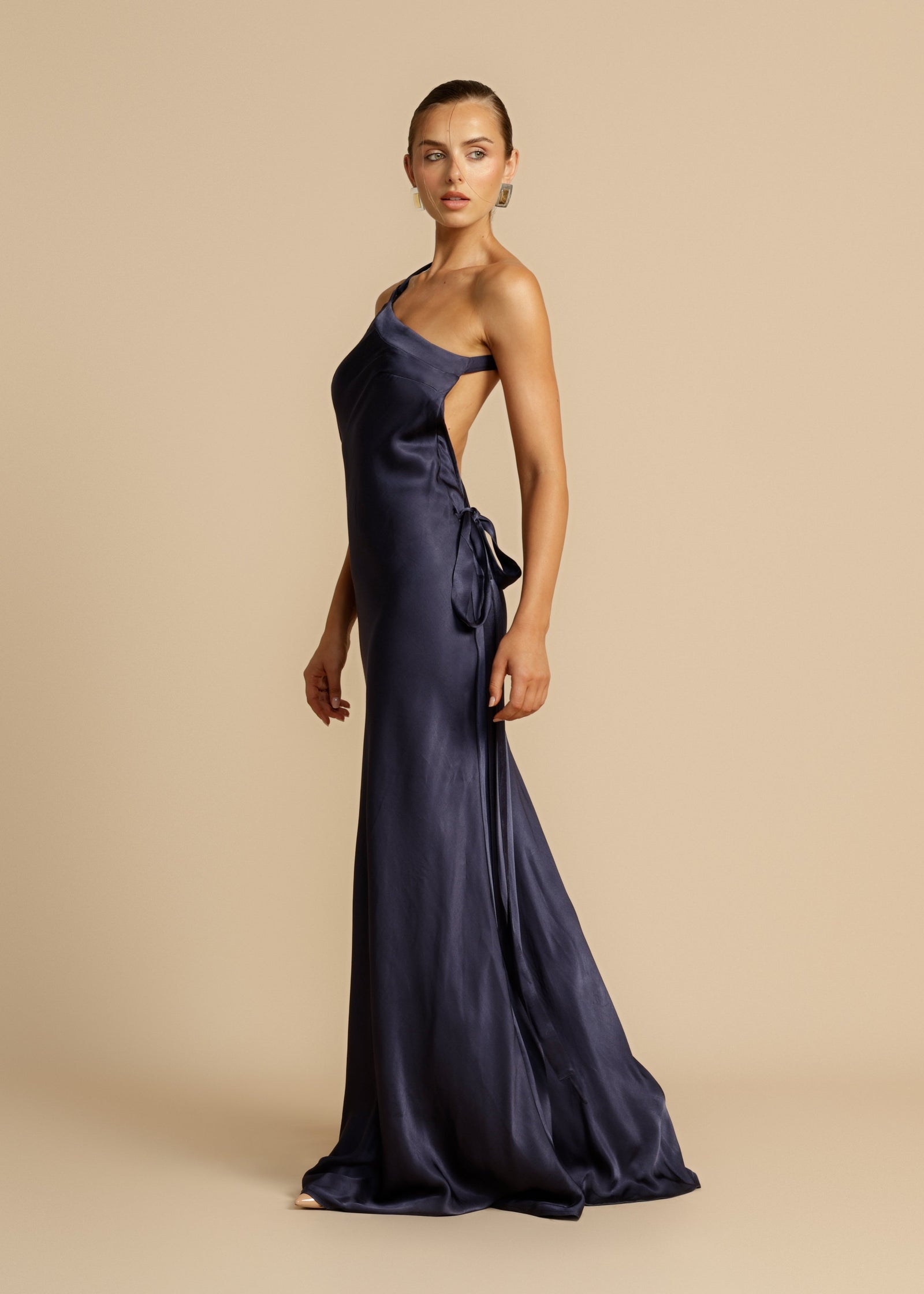 Constança – Vestido Maxi Elegante com Efeito Drapeado e Caimento de Gala