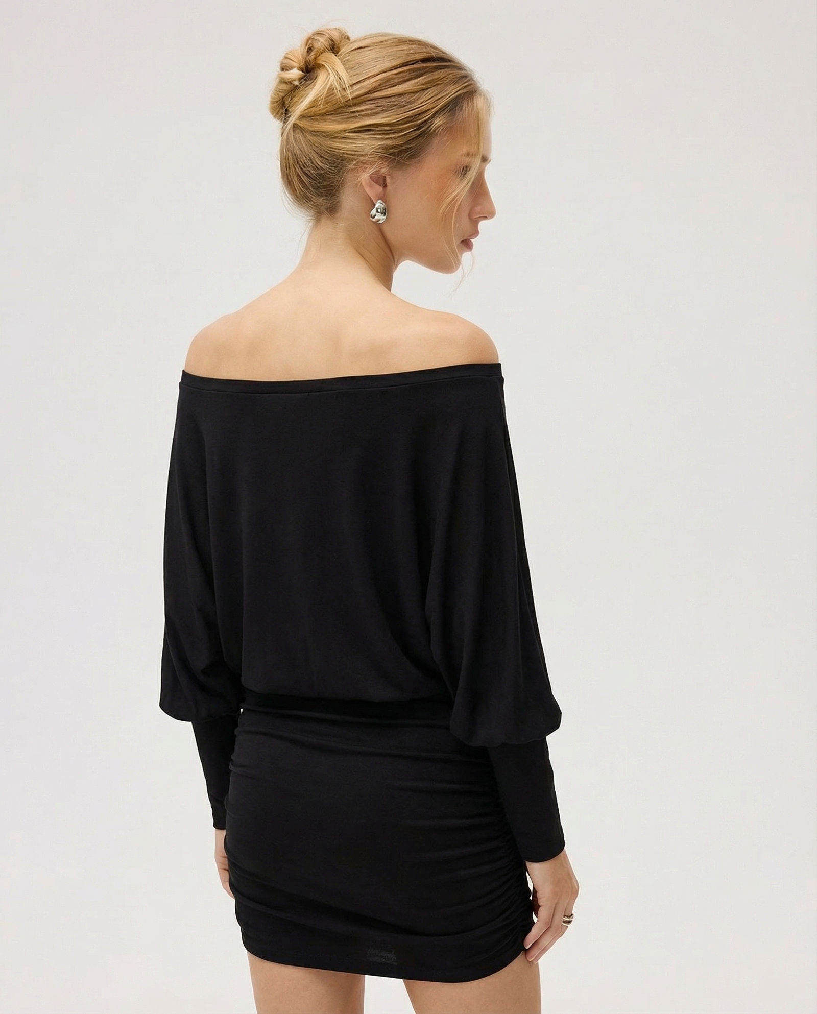 Inês — Vestido Curto de Decote à Barco