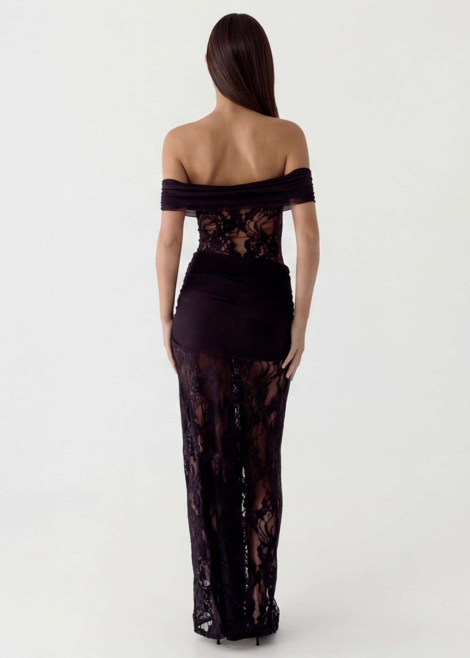 Sofia – Vestido de Corte Sereia com Detalhe de Nó e Transparências