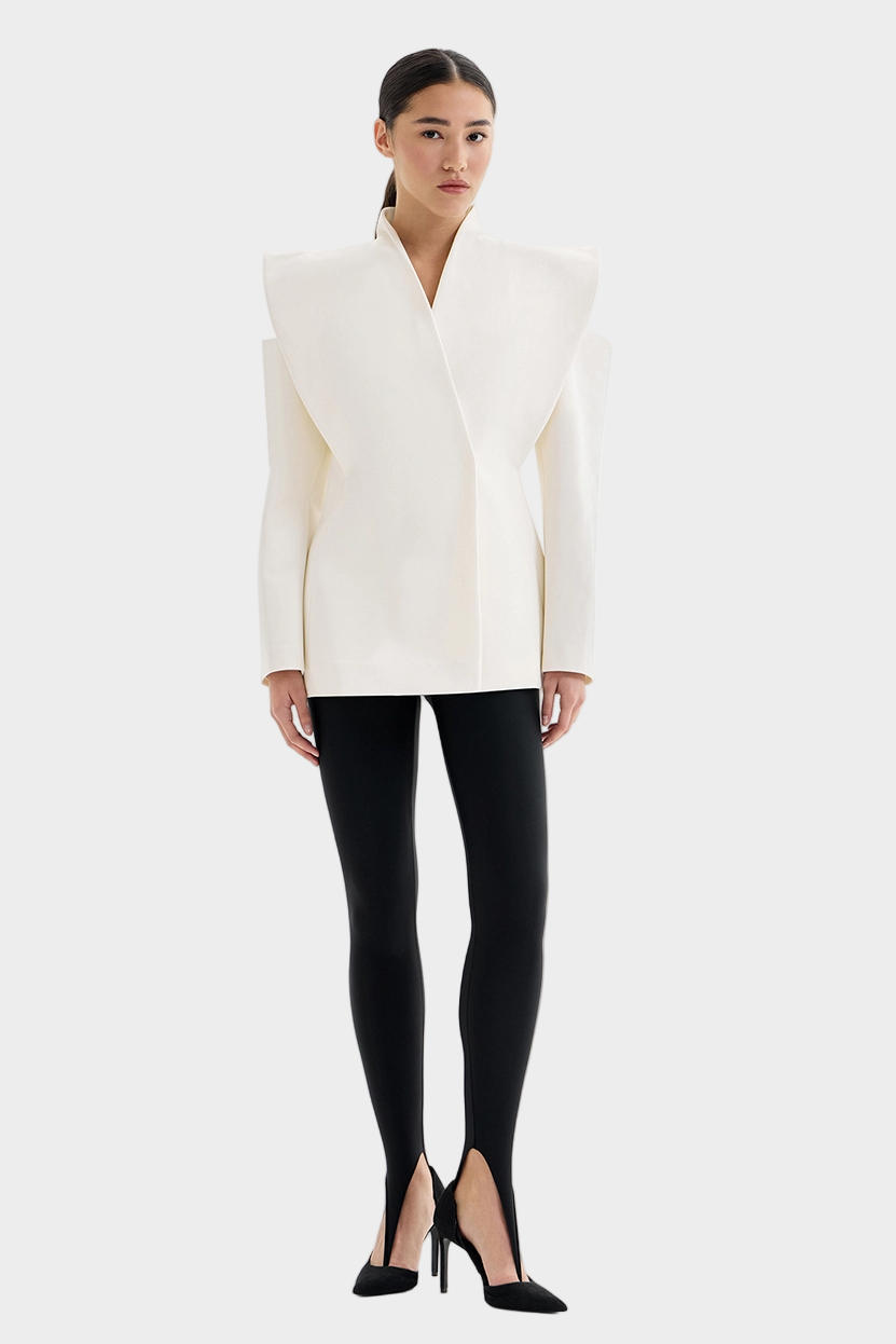 Casaco escultural com ombros destacados