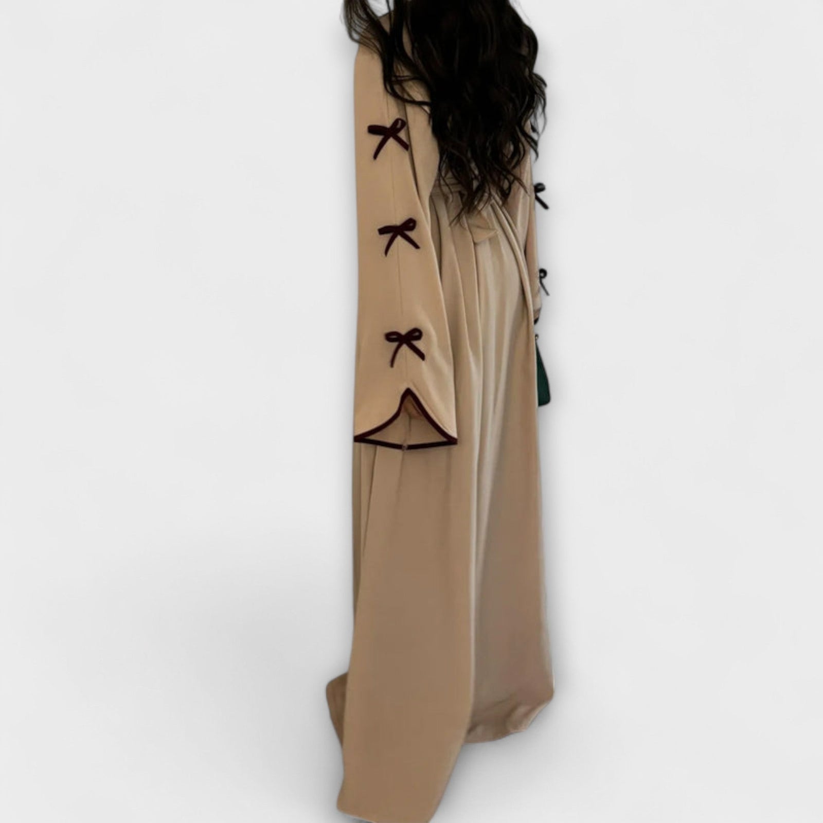 Cardigã Estiloso e Vestido em Combinação com Decoração Listrada