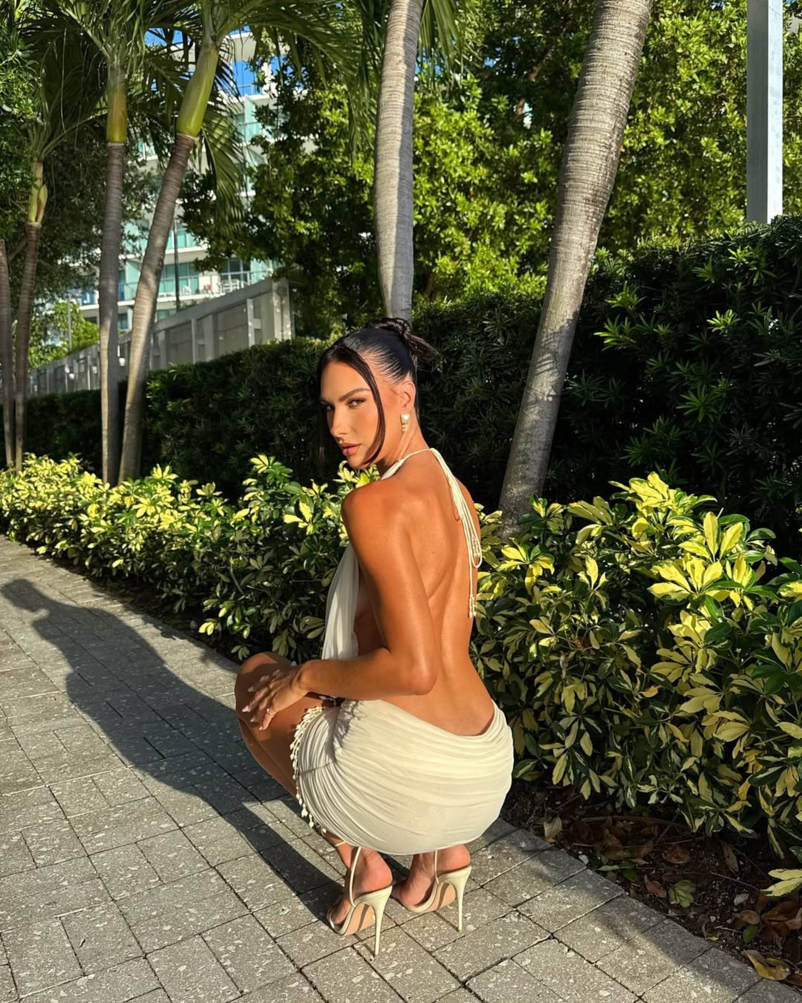 Irina — Vestido Curto Drapeado com Acabamento de Missangas