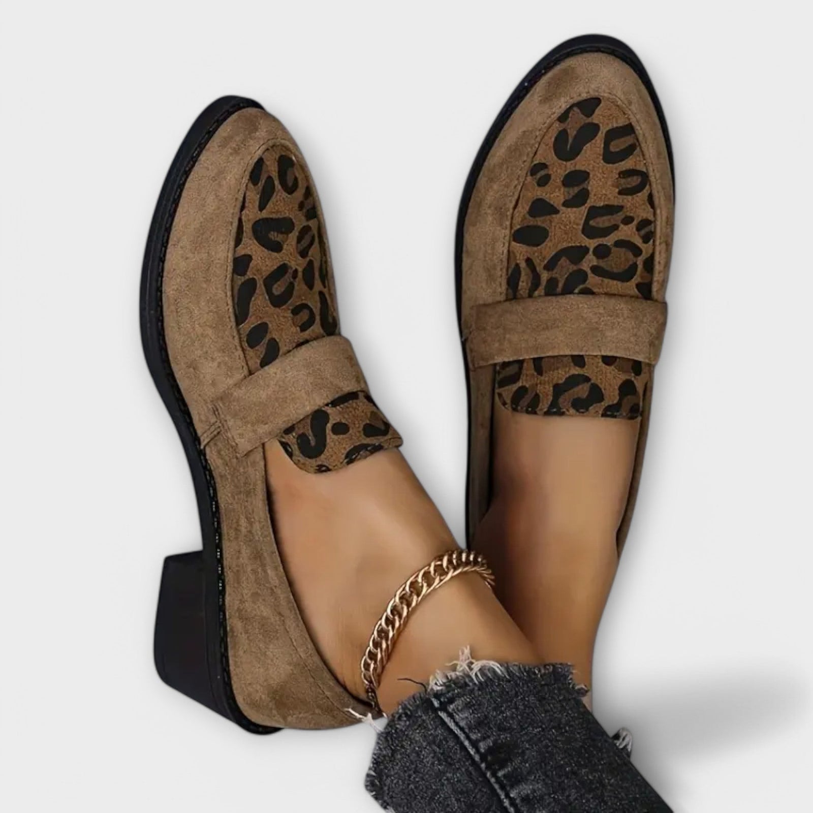Sapatos femininos estilosos com padrão de leopardo