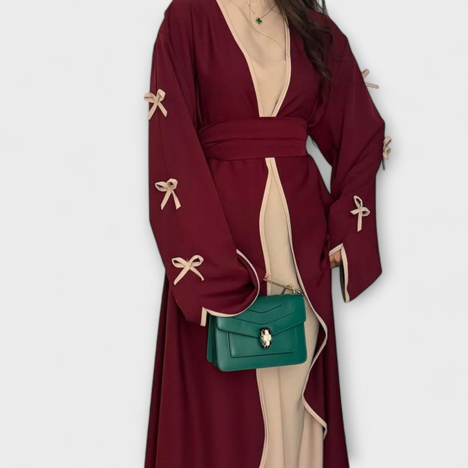 Cardigã Estiloso e Vestido em Combinação com Decoração Listrada