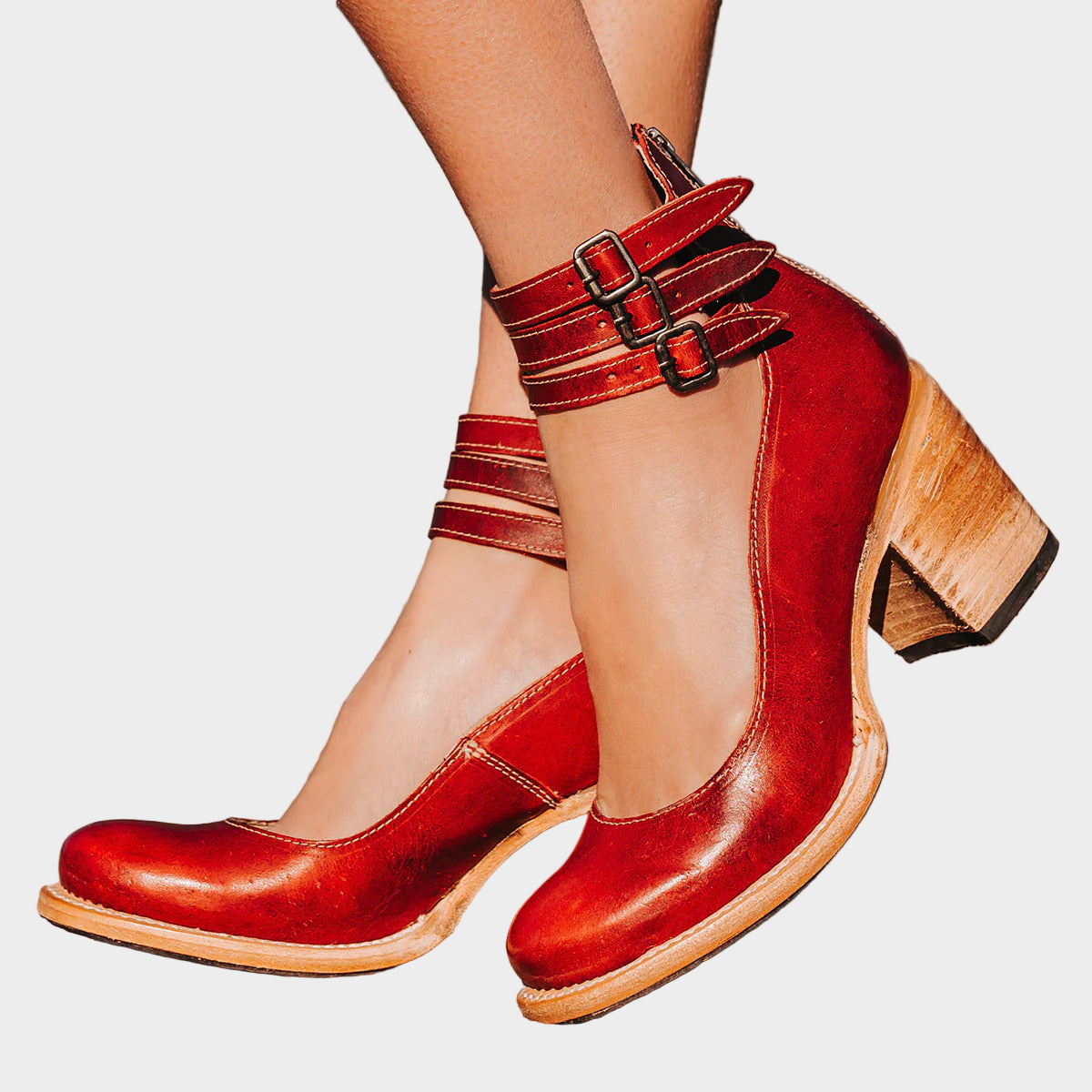 Sapatos de salto alto com várias tiras