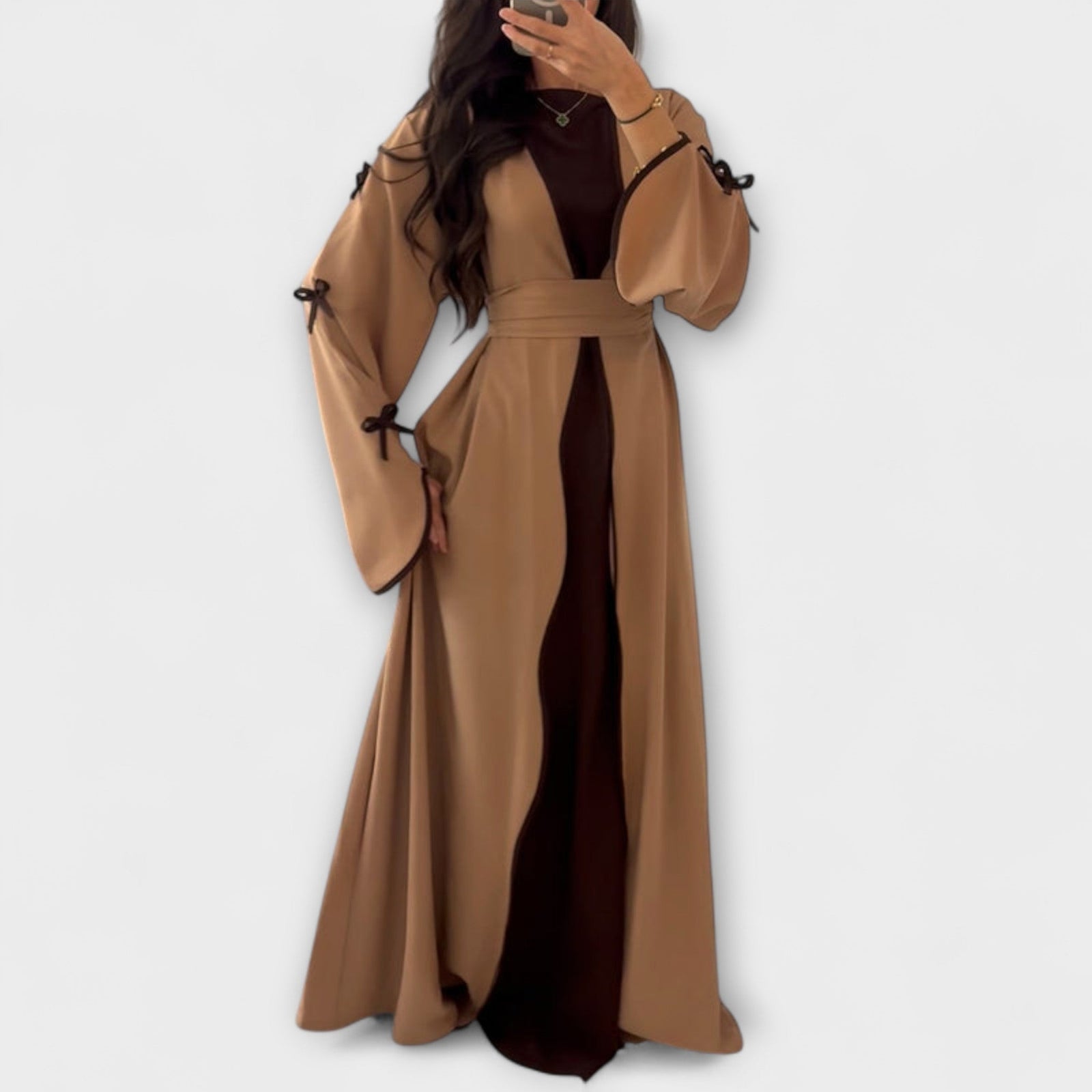 Cardigã Estiloso e Vestido em Combinação com Decoração Listrada