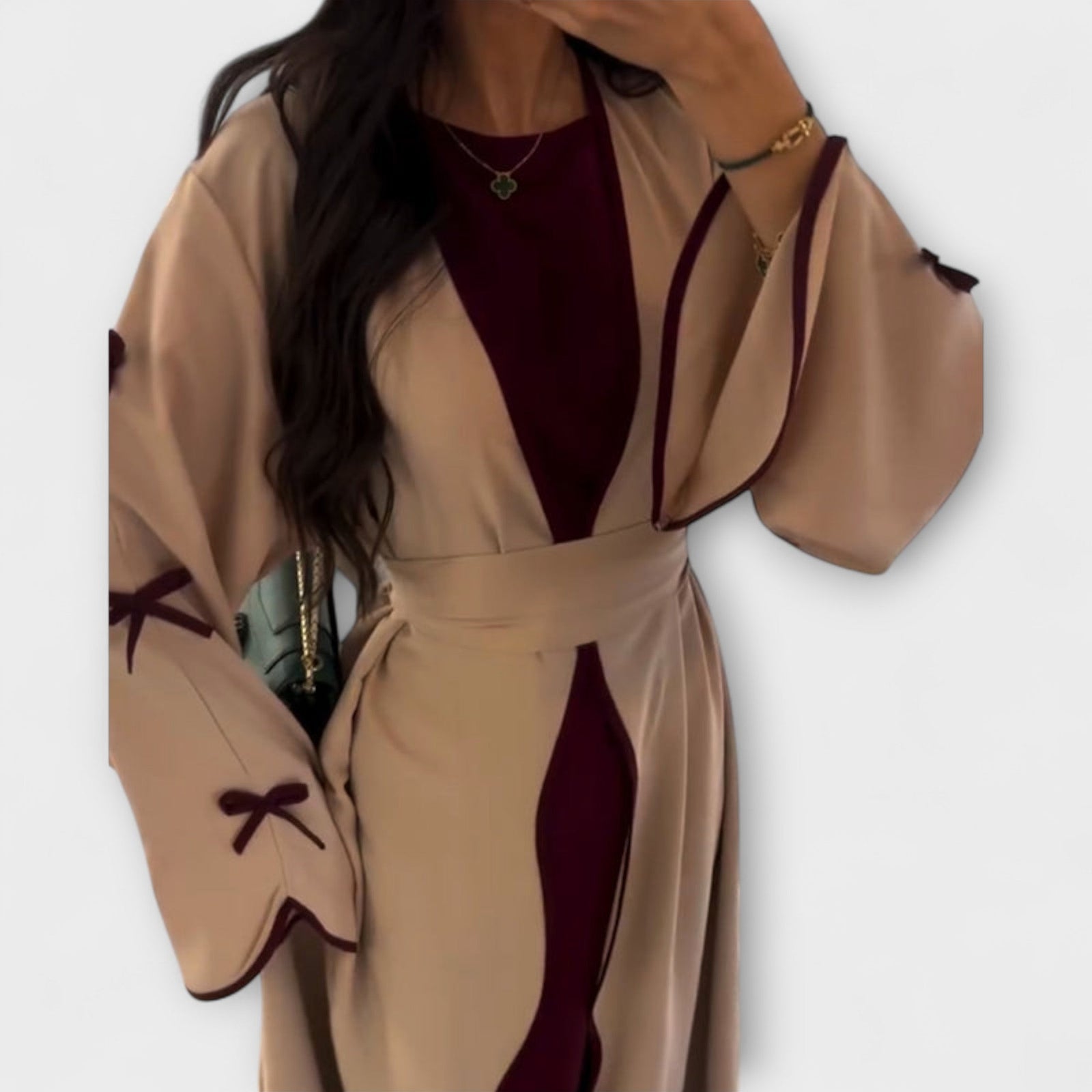 Cardigã Estiloso e Vestido em Combinação com Decoração Listrada