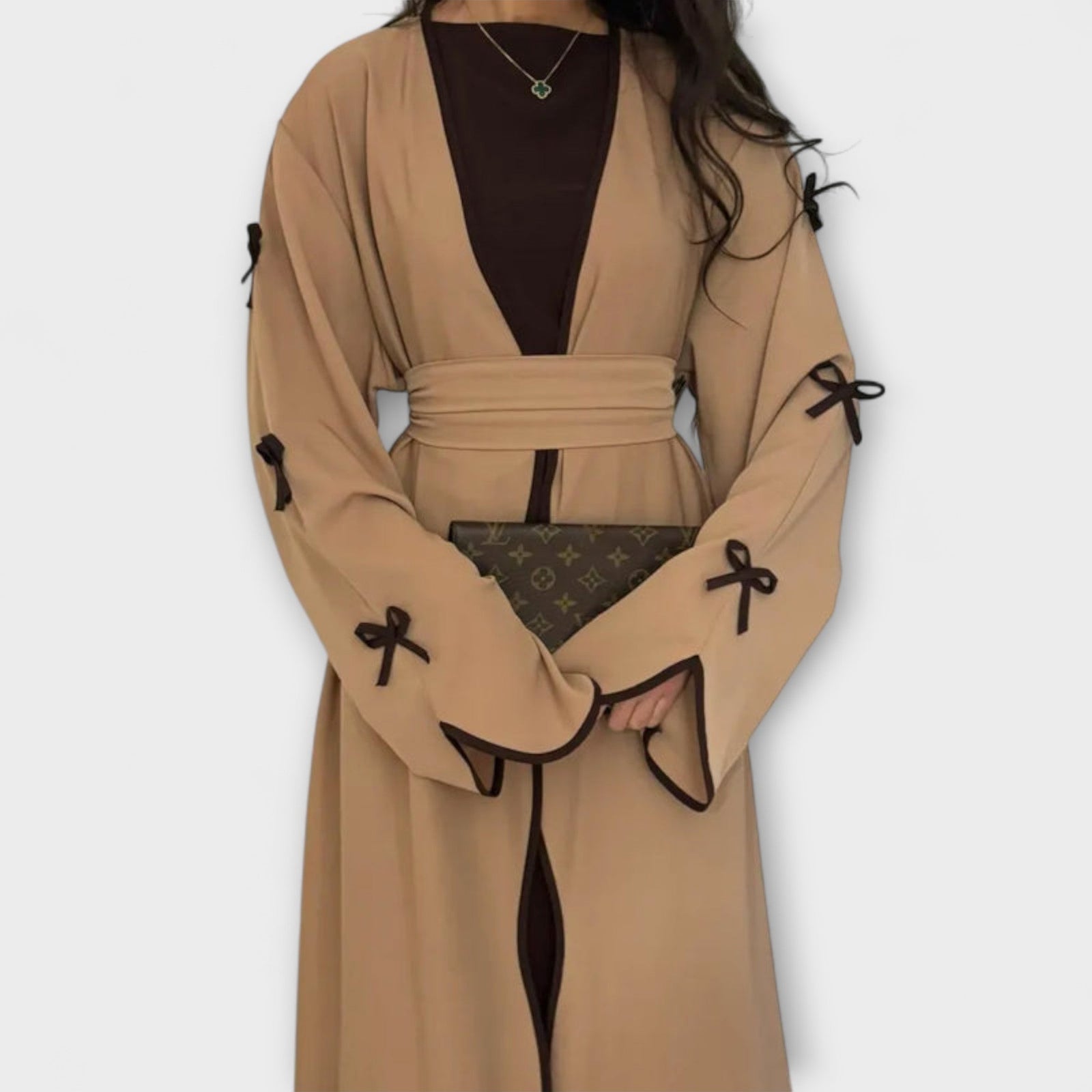 Cardigã Estiloso e Vestido em Combinação com Decoração Listrada