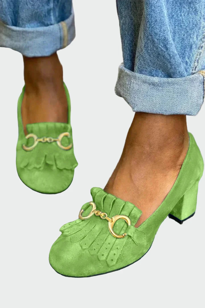 Sapato com detalhe de franjas e fivela dourada