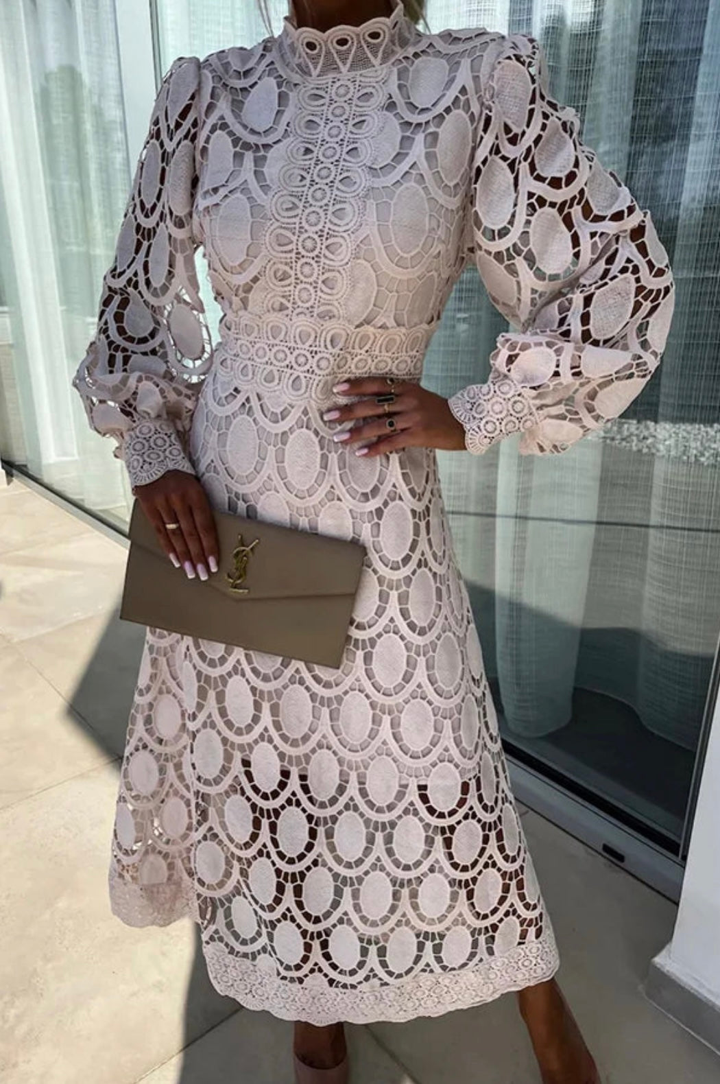 Francisca – Vestido Midi em Renda Guipure com Gola Alta e Punhos Ajustados