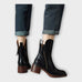 Botins com Linha Elegante e Detalhe de Fecho