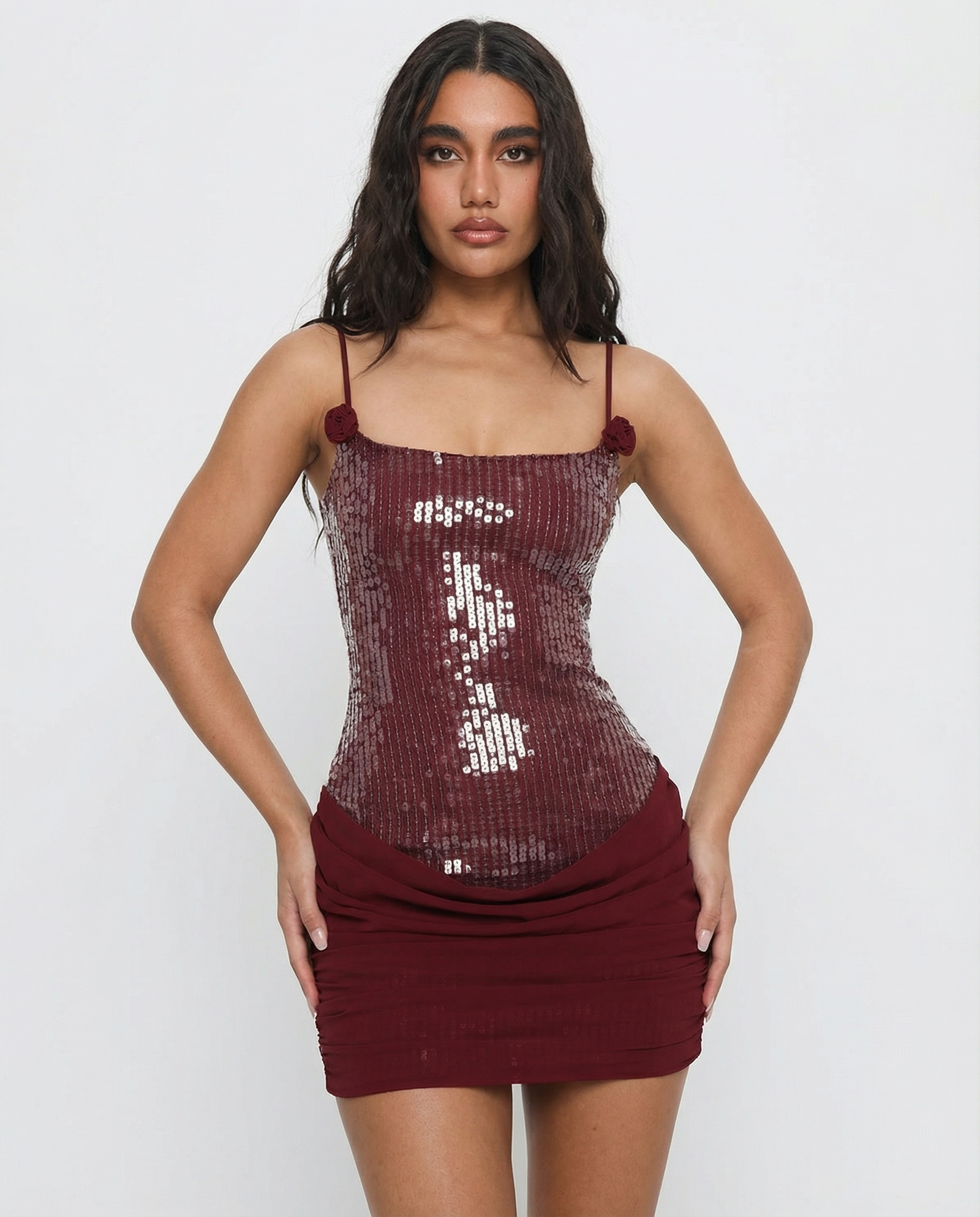 Helena — Vestido Curto de Lantejoulas com Apliques Florais