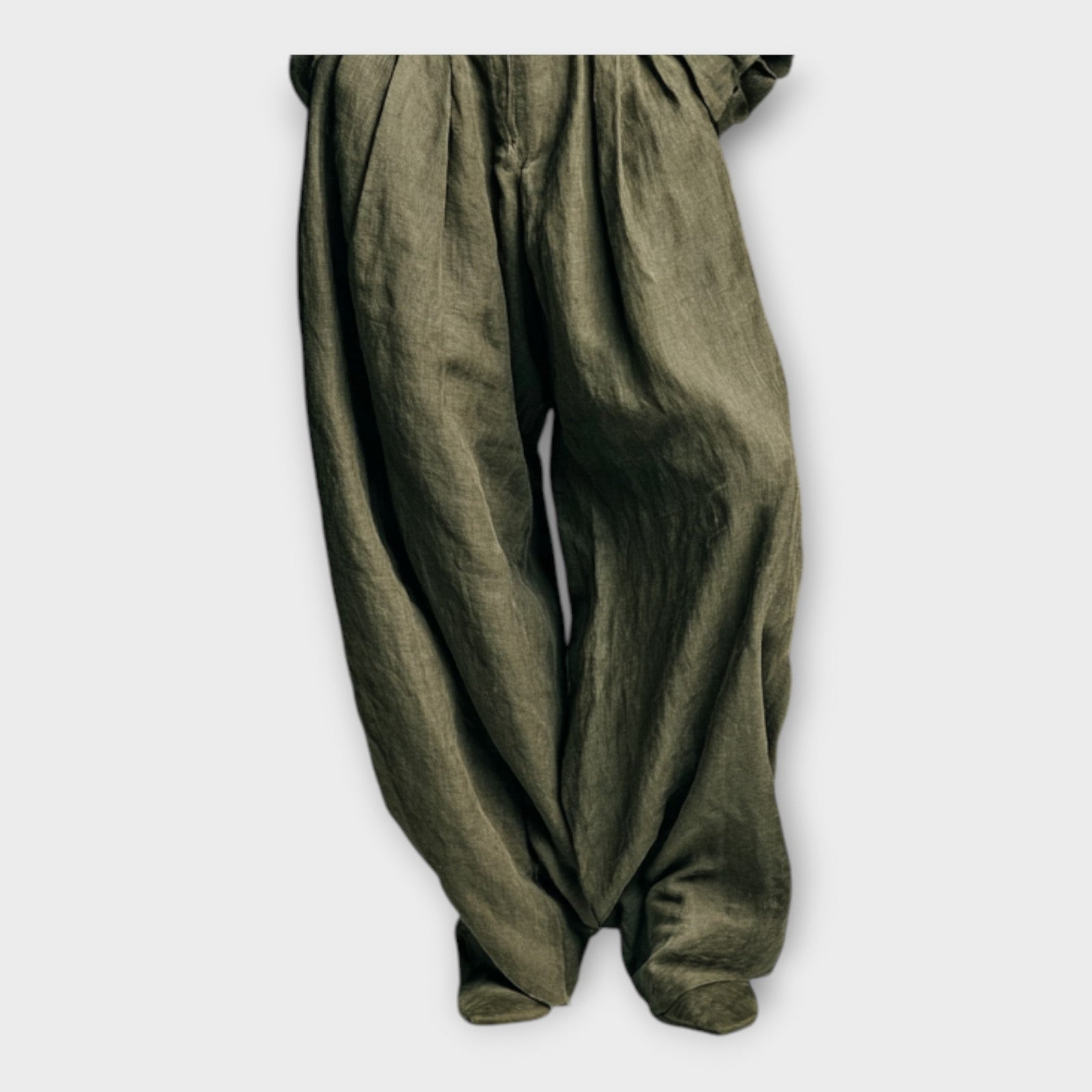 Camisa e calças com elegância descomplicada