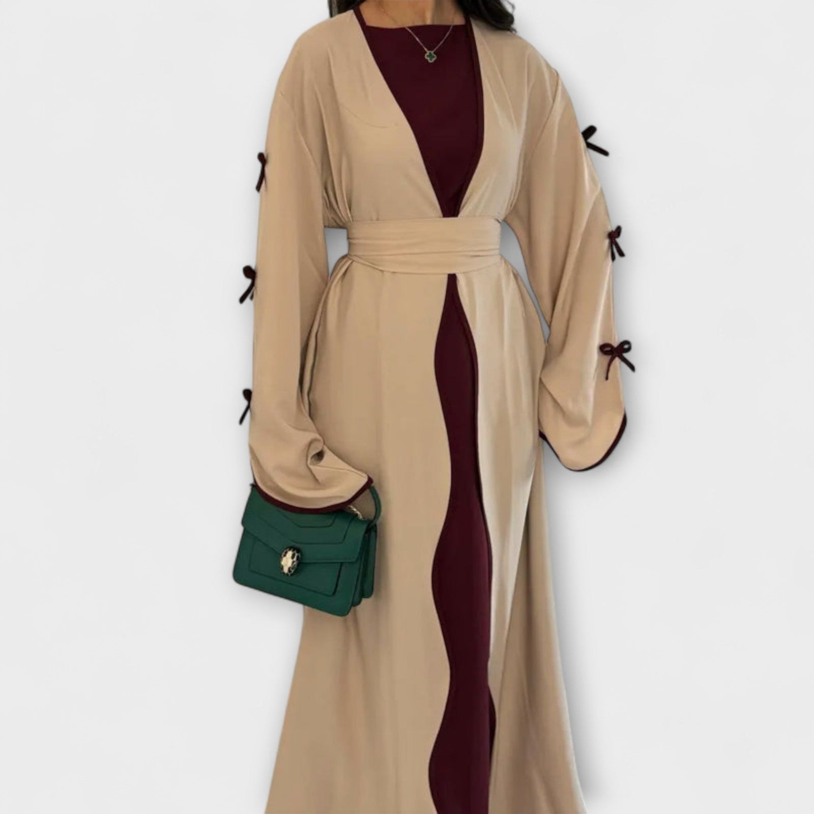 Cardigã Estiloso e Vestido em Combinação com Decoração Listrada