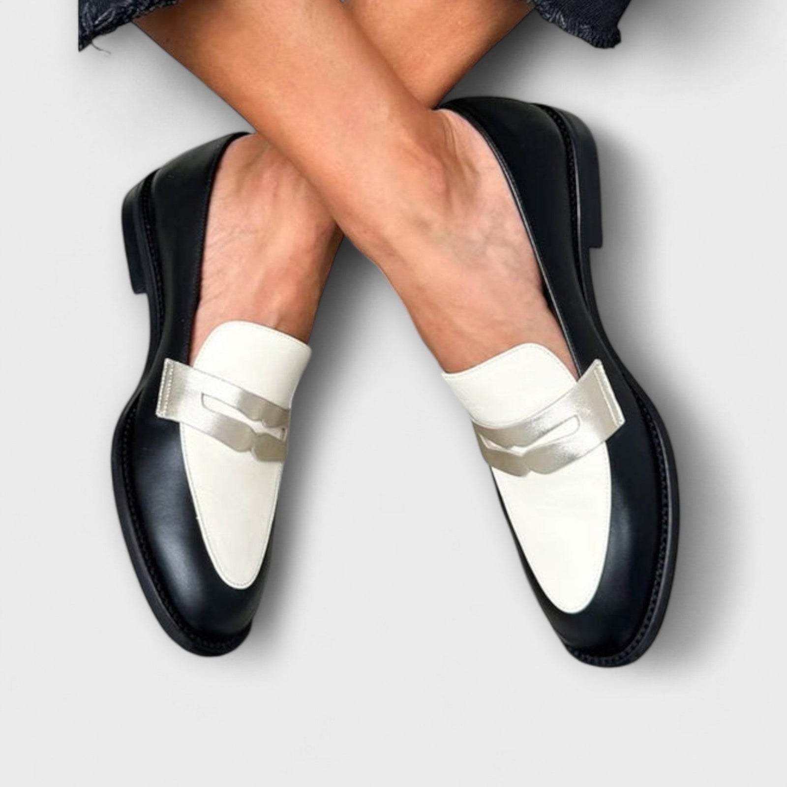 Xara – Loafers Pretos com Brilho Metálico