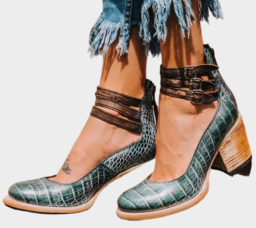 Sapatos de salto alto com várias tiras